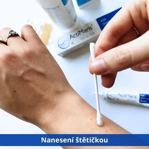 Aplikace ActiMaris gelu na kůži pomocí štětečku.